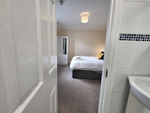 مكواة/لوح كي وواي فاي وملاءات أسرّة