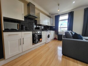 ثلاجة، ميكروويف، فرن، محمصة خبز