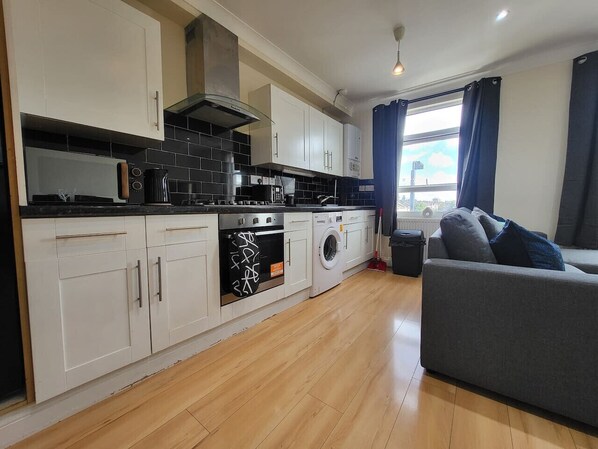 ثلاجة، ميكروويف، فرن، محمصة خبز