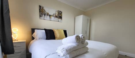 Iron/ironing board, WiFi, bed sheets