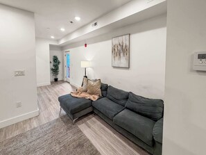 TV, offices - Modern 1BR in Fishtown w/ Gym Access (Philadelphia)