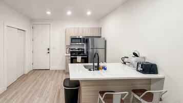 Jääkaappi, mikroaaltouuni, uuni, liesi