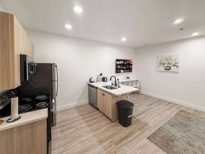 冰箱、微波炉、烤箱、炉灶