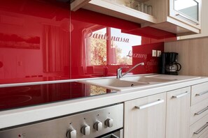 Fridge, microwave, oven, stovetop - Pantanassa Villas - Clio apartment with Sea view (Agia Marina)