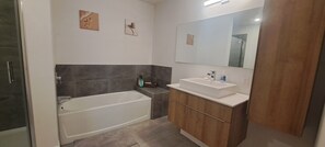 ヘアドライヤー、タオル、石鹸、トイレットペーパー