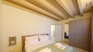 Une chambre à coucher avec un lit, une armoire et un miroir.