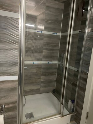 Douche, bidet, serviettes fournies, savon