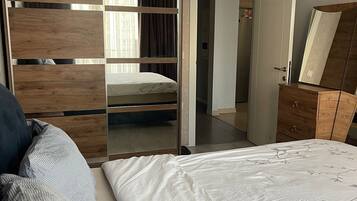 1 slaapkamer, een strijkplank/strijkijzer, wifi, beddengoed