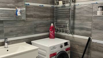 Een douche, een bidet, handdoeken, zeep