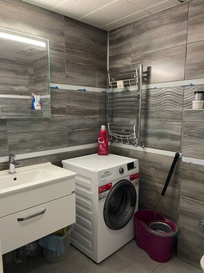 Een douche, een bidet, handdoeken, zeep