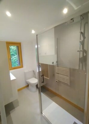 Douche, sèche-cheveux, serviettes fournies