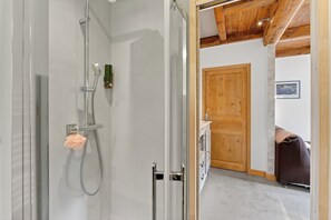 Een douche, een haardroger, handdoeken
