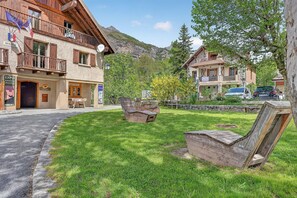 Exterior - Apartment 'Gite Noryema Chaleureux T1, 40m2' with Mountain View, Private Terrace and Wi-Fi (Entraunes)