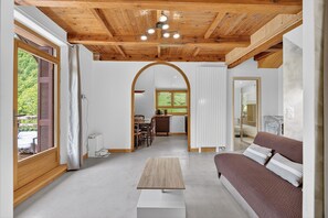 Living area - Apartment 'Gite Noryema Chaleureux T1, 40m2' with Mountain View, Private Terrace and Wi-Fi (Entraunes)