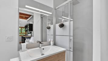 Ducha, secador de pelo y toallas