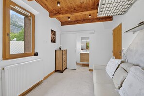Living area - Studio Apartment 'En Montagne, Mercantour' with Mountain View, Shared Garden and Wi-Fi (Entraunes)