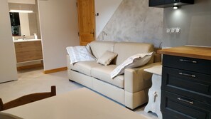 Living area - Studio Apartment 'En Montagne, Mercantour' with Mountain View, Shared Garden and Wi-Fi (Entraunes)