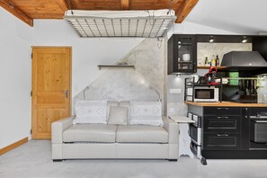 Living area - Studio Apartment 'En Montagne, Mercantour' with Mountain View, Shared Garden and Wi-Fi (Entraunes)