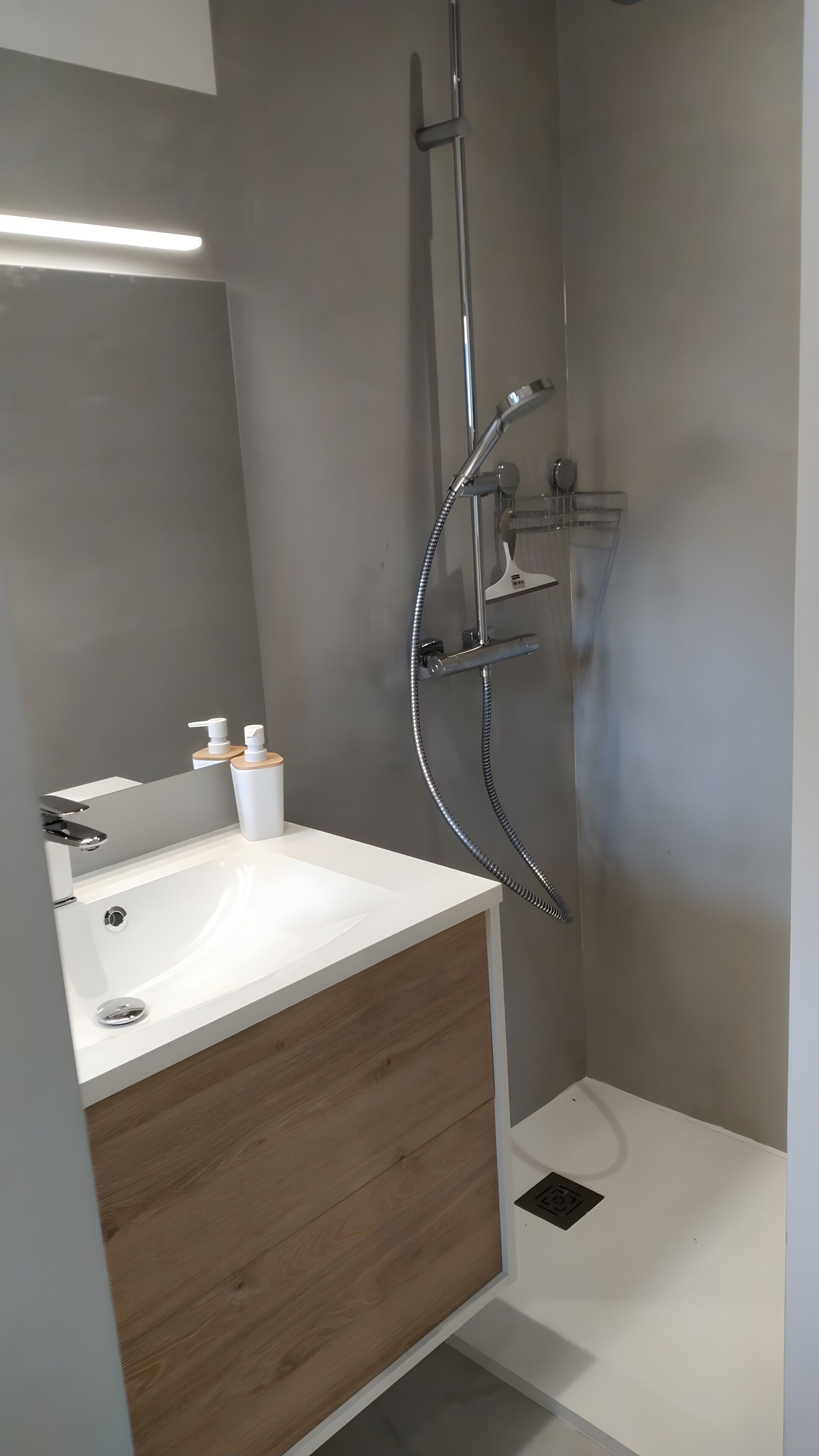 Dusche, Haartrockner, Handtücher