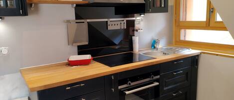 Frigorifero, microonde, forno, piano cottura