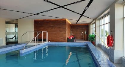 Huge - 2 Bedroom Condo - w/ POOL and GYM