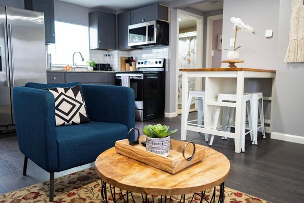 Private kitchen - SUPER COZY 2-BEDROOM with SMART TV's/FAST Wifi close to DOWNTOWN HOUSTON (Houston)