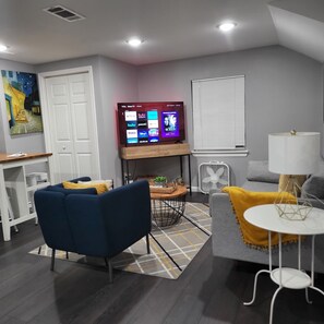 Living area - SUPER COZY 2-BEDROOM with SMART TV's/FAST Wifi close to DOWNTOWN HOUSTON (Houston)