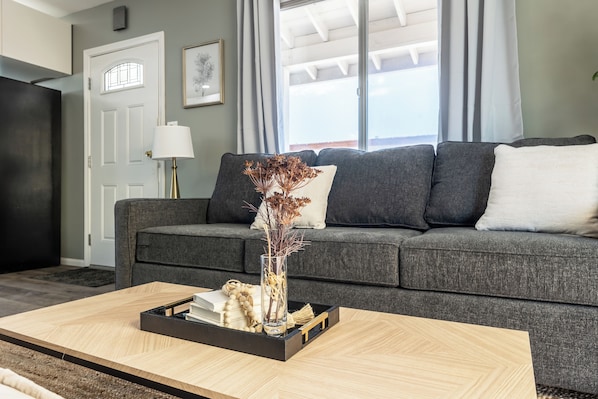 TV - Hawthorne Haven: Spacious 4BR Retreat! (Hawthorne)
