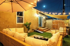 Terrace/patio - Hawthorne Haven: Spacious 4BR Retreat! (Hawthorne)