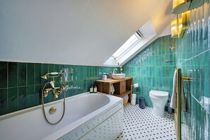 Shower, hair dryer, towels, soap - Fabulous 4-bedroom house in tranquil Giffnock perfect for families (Giffnock)