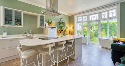 Fabulous 4-bedroom house in tranquil Giffnock perfect for families