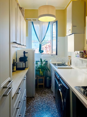 Wasserkocher mit Kaffee-/Teezubehör, Kühlschrank, Ofen, Herdplatte