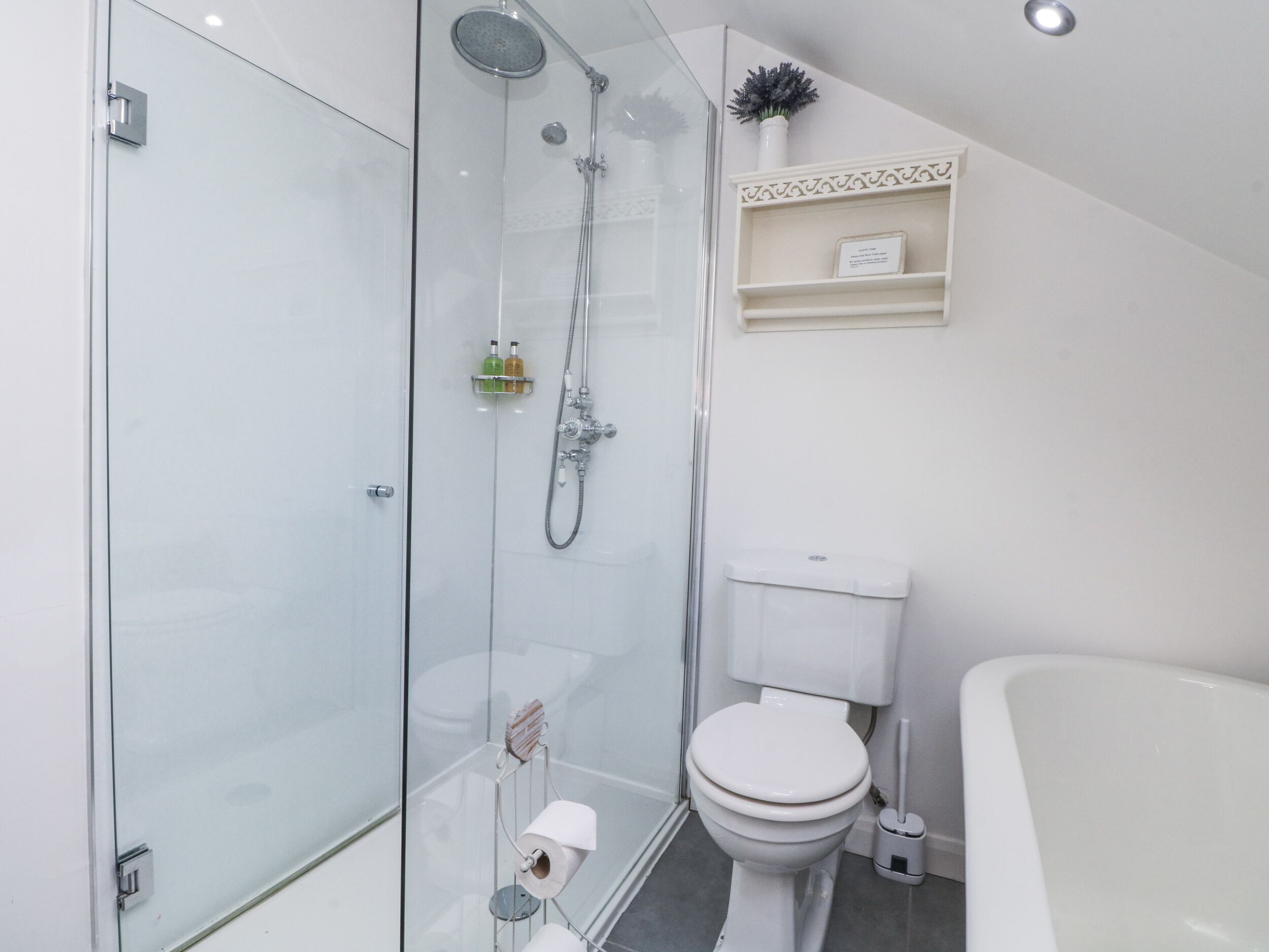 Une salle de bain moderne avec une douche à parois de verre, des toilettes et une baignoire.