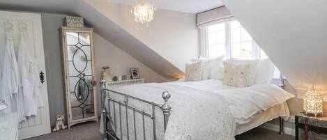 3 ห้องนอน, ห้องพักตกแต่งอย่างมีเอกลักษณ์, ตกแต่งพิเศษโดยเฉพาะ, Wi-Fi ฟรี