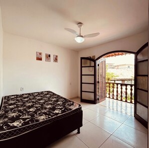 Iron/ironing board - House in the heart of Peró, close to the shopping center and the famous Blue Flag beach. (Cabo Frio)