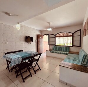 Interior - House in the heart of Peró, close to the shopping center and the famous Blue Flag beach. (Cabo Frio)