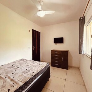 Iron/ironing board - House in the heart of Peró, close to the shopping center and the famous Blue Flag beach. (Cabo Frio)