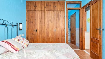 Tabla de planchar con plancha, wifi, ropa de cama