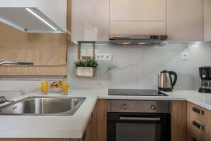 Fridge, microwave, oven, stovetop - Pantanassa Villas -Terpsichore with Sea View (Agia Marina)