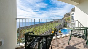 Relax on your private balcony, soak in the ocean views, and feel the calm breeze over the shared pool.
#OceanView #CasaDoXano #LovelyStay #Madeira - Casa do Xano I by LovelyStay (Câmara De Lobos)