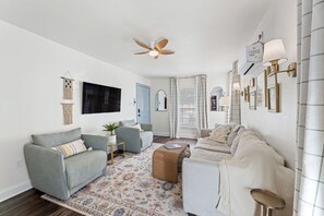 TV - Walk to Bishop Ave! The Bishop Bungalow! (Dallas)