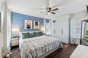 1 bedroom, iron/ironing board, WiFi, bed sheets - Walk to Bishop Ave! The Bishop Bungalow! (Dallas)