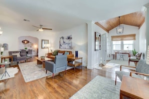 Smart TV, books - Midtown Tulsa Bungalow • Near Utica Square Shops (Tulsa)
