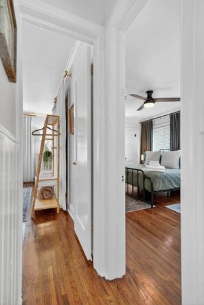 2 bedrooms, iron/ironing board, free WiFi, bed sheets - Yorktown Historic Cottage • Walkable Midtown Stay (Tulsa)