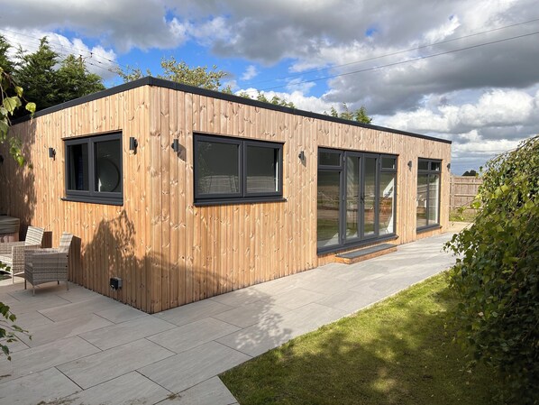 Terrace/patio - Modern lodge with hot tub in the heart of Kent-sleeps 6-8 (Hadlow)