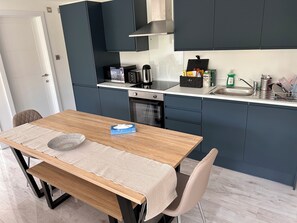 Private kitchen - Modern lodge with hot tub in the heart of Kent-sleeps 6-8 (Hadlow)