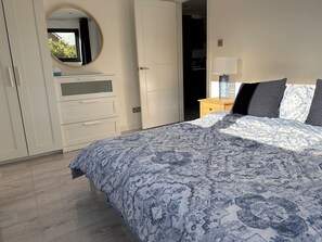 Room - Modern lodge with hot tub in the heart of Kent-sleeps 6-8 (Hadlow)