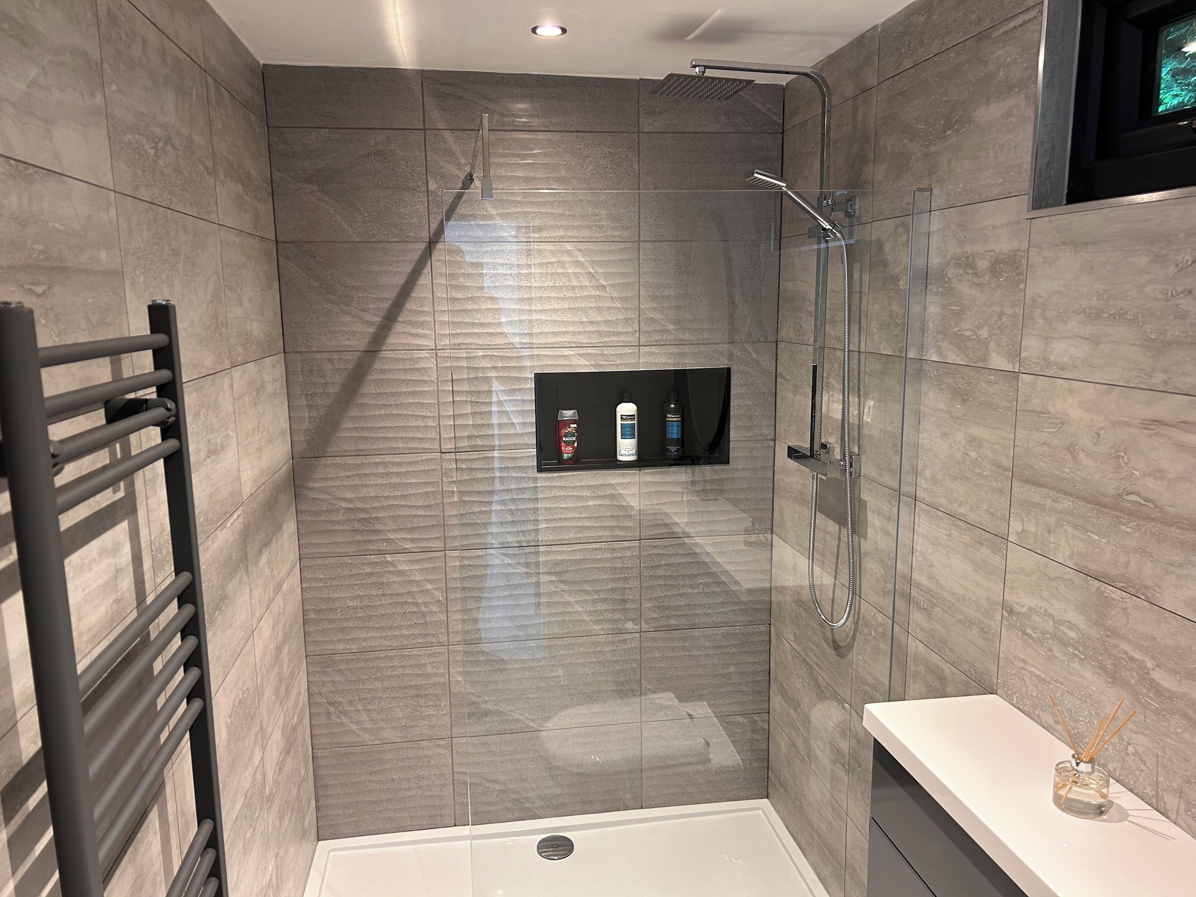 Douche, serviettes fournies, savon, papier toilette