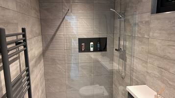 Douche, serviettes fournies, savon, papier toilette