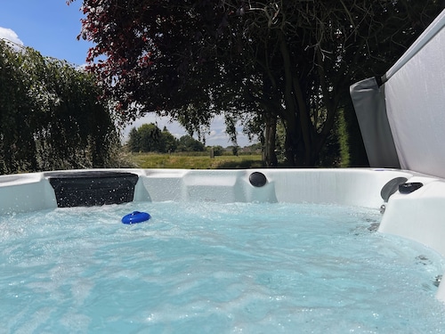Modern lodge with hot tub in the heart of Kent-sleeps 6-8